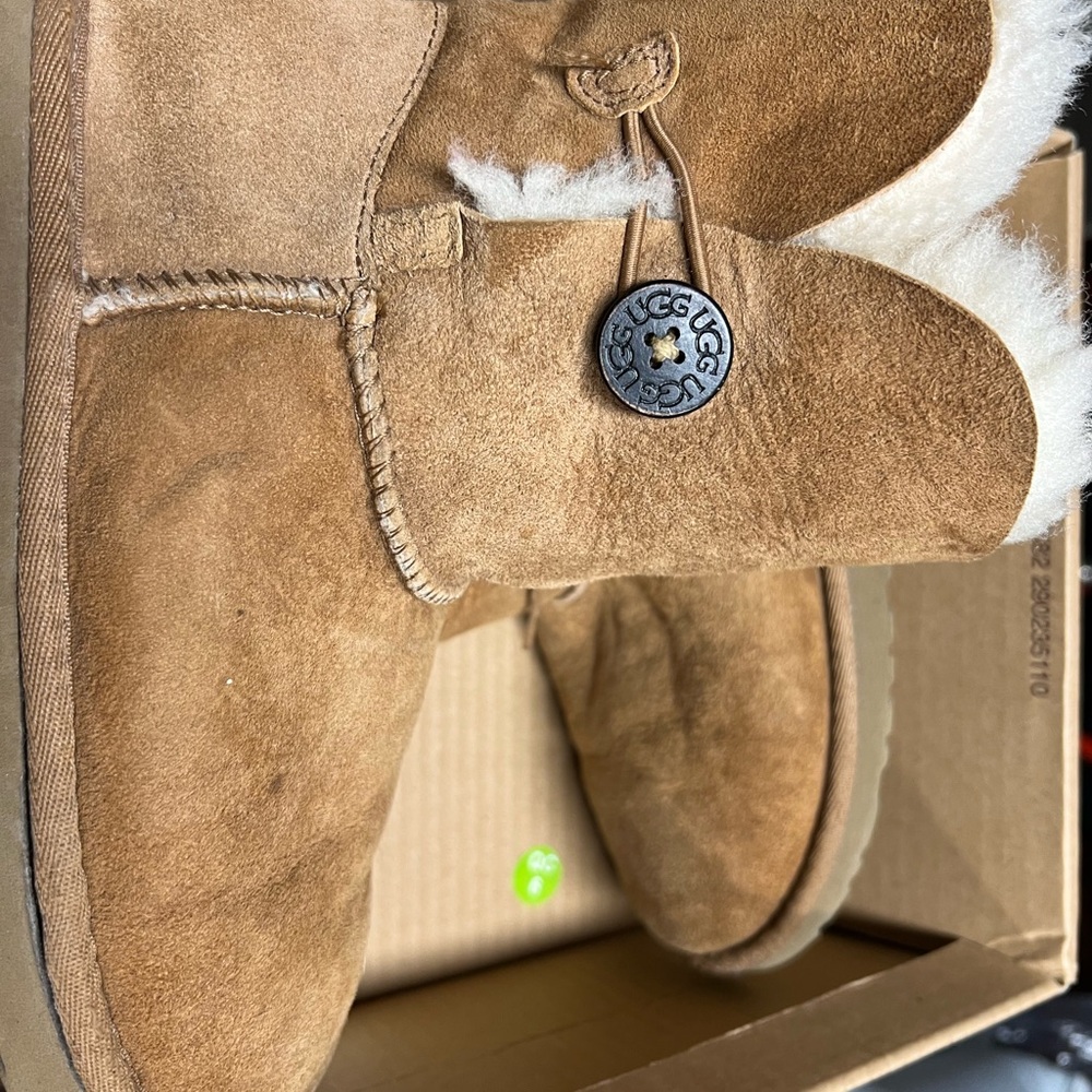 Ugg - Picture 4 of 5
